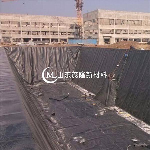 土工膜具有良好的防渗性能，广泛应用于生活垃圾填埋场、固体垃圾填埋场